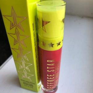 Jeffree Star liquid lip in “Strawberry Crush”.